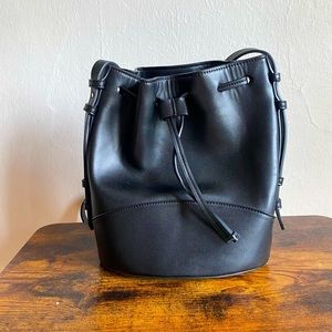 Crossbody bucket bag